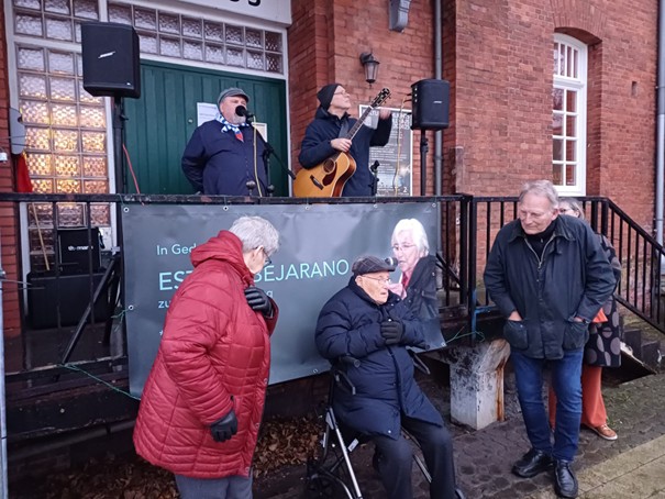 Albrecht Weinberg und Wolfgang Kellner bei der Gedenkfeier für Esther Bejarano vor dem Zollhaus in Leer 